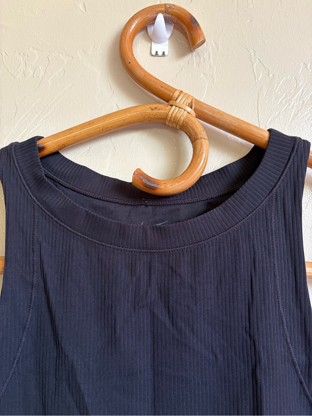 Nike Women’s Zenvy Rib Cropped Workout Tank Top Black Size Large HF2765-010 - Picture 2 of 7